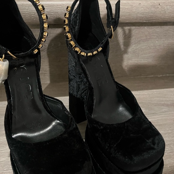 Versace Black Medusa Aevitas 37EU / 7US Heel - Picture 10 of 11